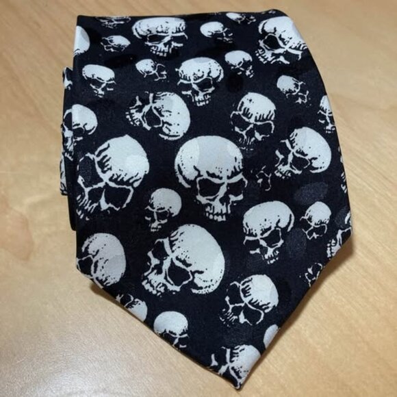 Treasure Island Vegas Skull Necktie - Picture 5 of 5